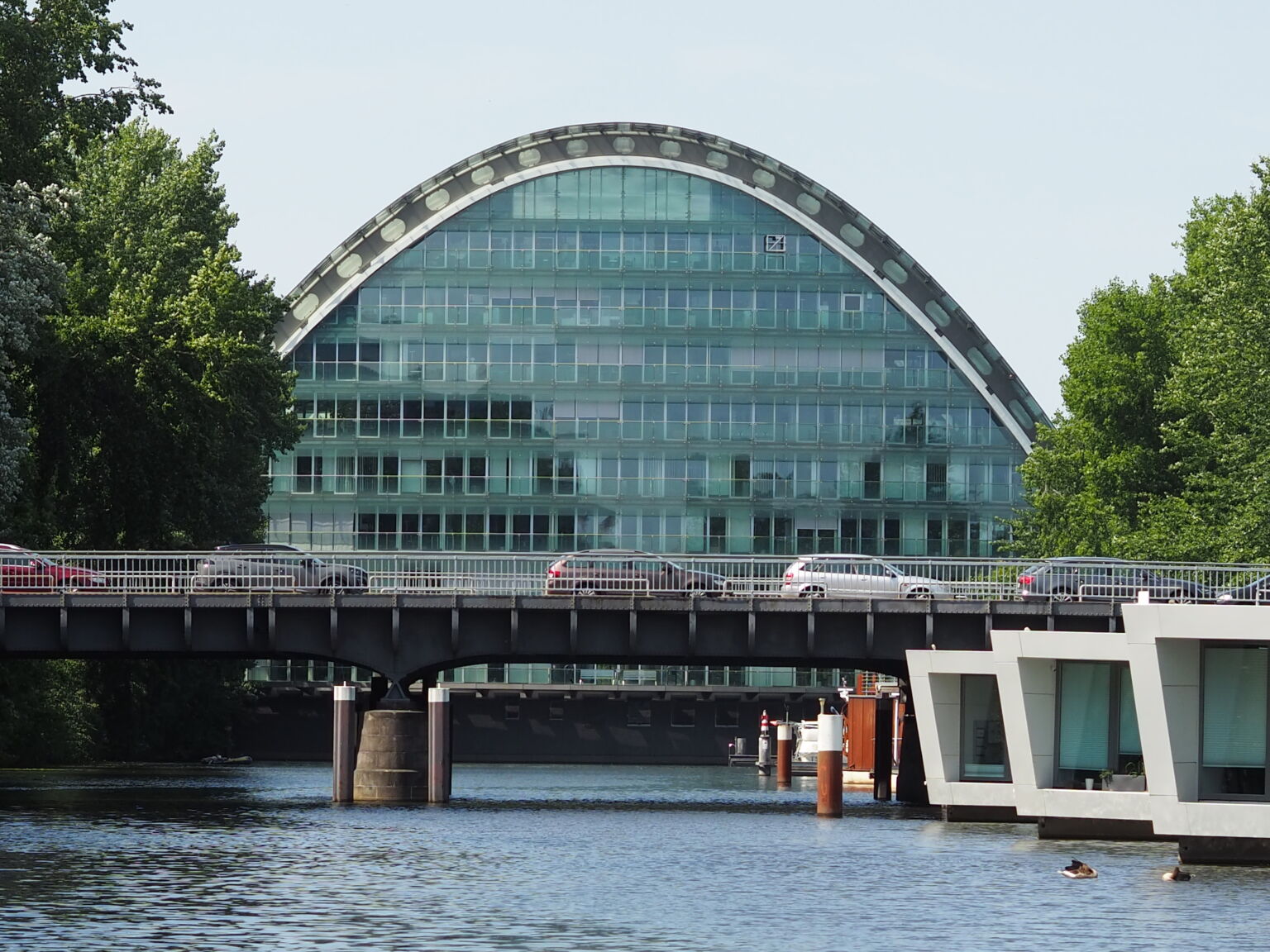 Blick auf die Hauptkanäle Hamburgs an einem sonnigen Tag vom Deck eines Bootes von econ marine